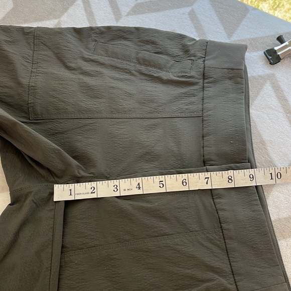 Athleta Trekki Bermuda Short Dark Olive size 4 Ripstop Hiking Trails Outdoors - Picture 8 of 9